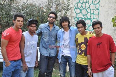 Jackky Bhagnani & Neha Sharma promote 'Youngistaan' on TV Show 'Dil Dosti And Dance' sets