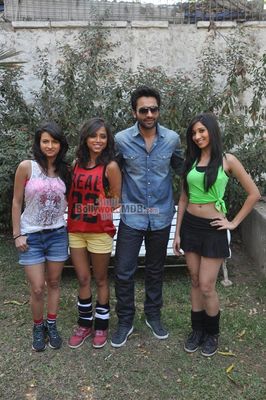 Jackky Bhagnani & Neha Sharma promote 'Youngistaan' on TV Show 'Dil Dosti And Dance' sets