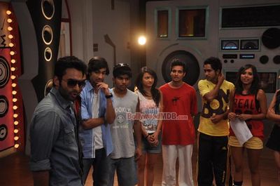 Jackky Bhagnani & Neha Sharma promote 'Youngistaan' on TV Show 'Dil Dosti And Dance' sets