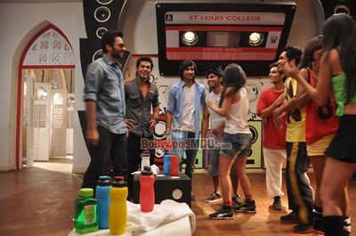 Jackky Bhagnani & Neha Sharma promote 'Youngistaan' on TV Show 'Dil Dosti And Dance' sets