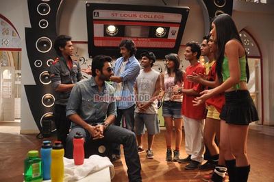Jackky Bhagnani & Neha Sharma promote 'Youngistaan' on TV Show 'Dil Dosti And Dance' sets