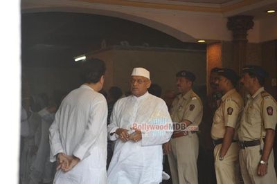 Bollywood Celebs at the funeral of veteran actress Nanda