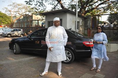 Bollywood Celebs at the funeral of veteran actress Nanda
