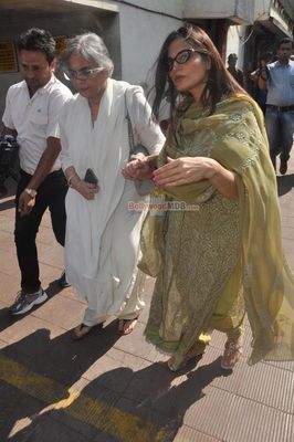 Bollywood Celebs at the funeral of veteran actress Nanda
