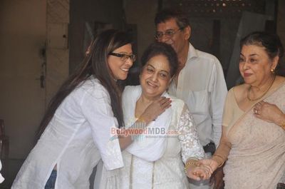 Bollywood Celebs at the funeral of veteran actress Nanda