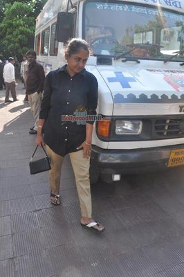 Bollywood Celebs at the funeral of veteran actress Nanda