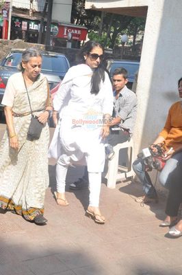 Bollywood Celebs at the funeral of veteran actress Nanda