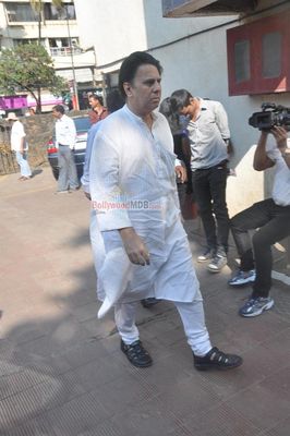 Bollywood Celebs at the funeral of veteran actress Nanda