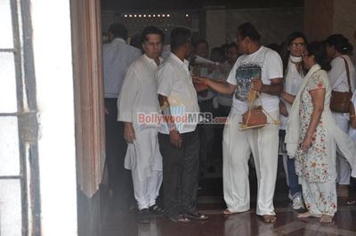 Bollywood Celebs at the funeral of veteran actress Nanda