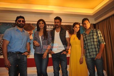 Shilpa Shetty, Sunny Deol, Harman Baweja, Ayesha Khanna, Director Sanamjit Singh Talwar at film Dishkiyaoon press meet