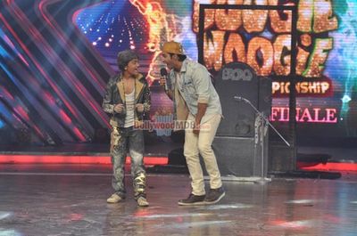 Amitabh Bachchan, Varun Dhawan, Ileana D'Cruz, Nargis Fakhri on BOOGIE WOOGIE Kids Championship Grand Finale sets