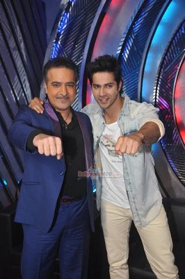 Amitabh Bachchan, Varun Dhawan, Ileana D'Cruz, Nargis Fakhri on BOOGIE WOOGIE Kids Championship Grand Finale sets
