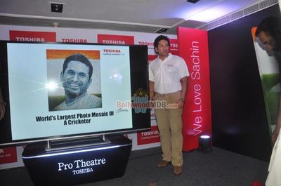 Sachin Tendulkar at the unveiling of his largest digital photo mosaic by Toshiba India