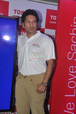 Sachin Tendulkar at the unveiling of his largest digital photo mosaic by Toshiba India