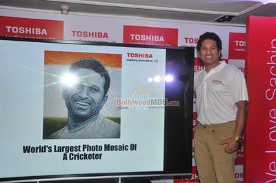 Sachin Tendulkar at the unveiling of his largest digital photo mosaic by Toshiba India