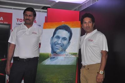 Sachin Tendulkar at the unveiling of his largest digital photo mosaic by Toshiba India