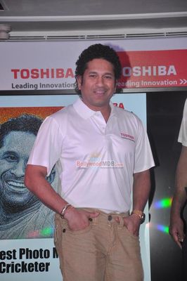 Sachin Tendulkar at the unveiling of his largest digital photo mosaic by Toshiba India
