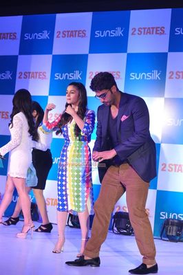 Alia Bhatt and Arjun Kapoor at film '2 States' and Sunsilk tie up promotional event