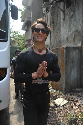 Tiger Shroff performs live action Parkour stunts to promote film 'Heropanti'