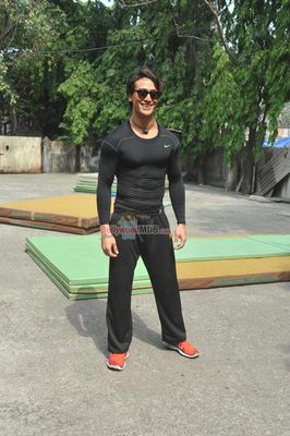 Tiger Shroff performs live action Parkour stunts to promote film 'Heropanti'
