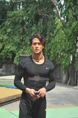 Tiger Shroff performs live action Parkour stunts to promote film 'Heropanti'