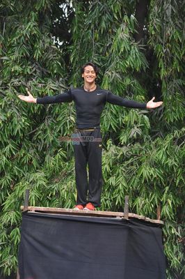 Tiger Shroff performs live action Parkour stunts to promote film 'Heropanti'