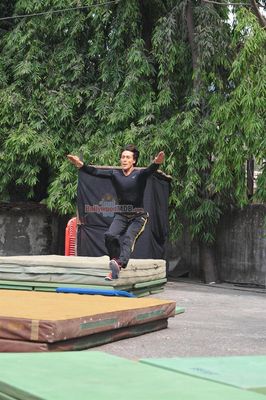 Tiger Shroff performs live action Parkour stunts to promote film 'Heropanti'