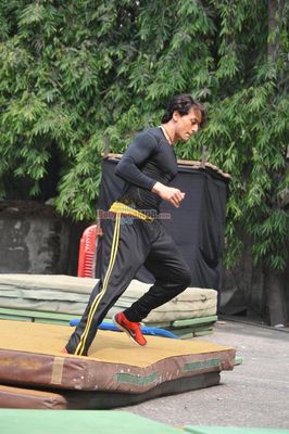 Tiger Shroff performs live action Parkour stunts to promote film 'Heropanti'