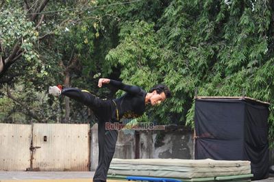 Tiger Shroff performs live action Parkour stunts to promote film 'Heropanti'