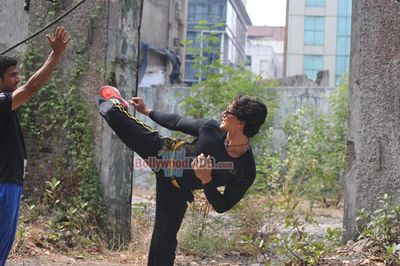Tiger Shroff performs live action Parkour stunts to promote film 'Heropanti'