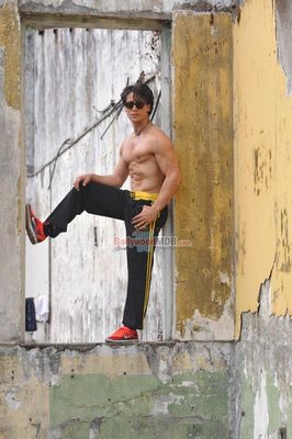 Tiger Shroff performs live action Parkour stunts to promote film 'Heropanti'
