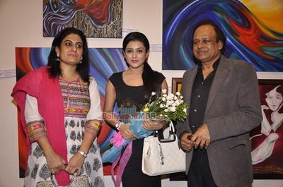 Mishti Chakraborty visits Hues 2 art exhibition