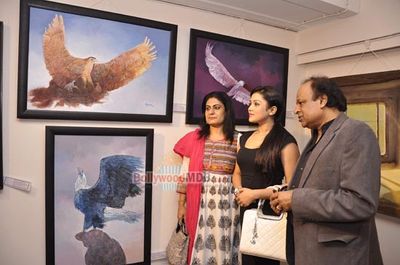 Mishti Chakraborty visits Hues 2 art exhibition