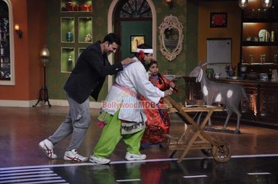 Akshay Kumar promotes film 'HOLIDAY' on the sets of Comedy Nights With Kapil