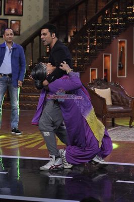 Akshay Kumar promotes film 'HOLIDAY' on the sets of Comedy Nights With Kapil