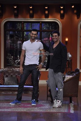 Akshay Kumar promotes film \'HOLIDAY\' on the sets of Comedy Nights With Kapil