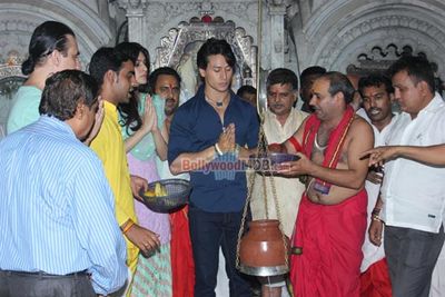 Tiger Shroff and Kriti Sanon visit Babulnath Temple to seek blessings for film 'HEROPANTI' success