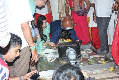 Tiger Shroff and Kriti Sanon visit Babulnath Temple to seek blessings for film 'HEROPANTI' success