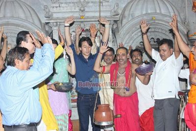 Tiger Shroff and Kriti Sanon visit Babulnath Temple to seek blessings for film 'HEROPANTI' success