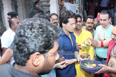 Tiger Shroff and Kriti Sanon visit Babulnath Temple to seek blessings for film 'HEROPANTI' success