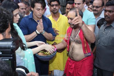 Tiger Shroff and Kriti Sanon visit Babulnath Temple to seek blessings for film 'HEROPANTI' success