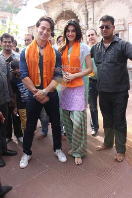 Tiger Shroff and Kriti Sanon visit Babulnath Temple to seek blessings for film 'HEROPANTI' success