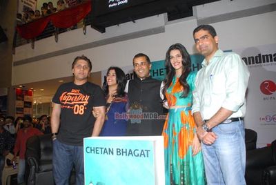 Kriti Sanon, Ekta Kapoor, Mohit Suri at the launch of Chetan Bhagat\'s book Half Girlfriend