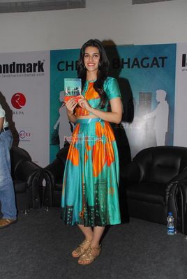 Kriti Sanon, Ekta Kapoor, Mohit Suri at the launch of Chetan Bhagat's book Half Girlfriend