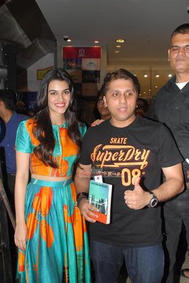 Kriti Sanon, Ekta Kapoor, Mohit Suri at the launch of Chetan Bhagat's book Half Girlfriend