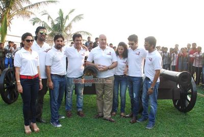Film 'Ekkees Toppon Ki Salaami' stars launch Clean India Campaign