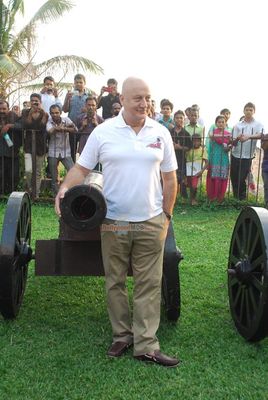Film 'Ekkees Toppon Ki Salaami' stars launch Clean India Campaign