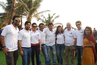 Film 'Ekkees Toppon Ki Salaami' stars launch Clean India Campaign
