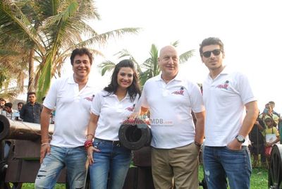 Film 'Ekkees Toppon Ki Salaami' stars launch Clean India Campaign