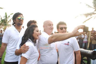 Film 'Ekkees Toppon Ki Salaami' stars launch Clean India Campaign